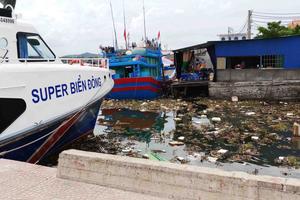 Cảng Sa Kỳ ô nhiễm vì rác thải