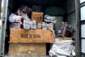 Tạm giữ hơn 6.000 sản phẩm nhái dán nhãn thương hiệu nổi tiểng