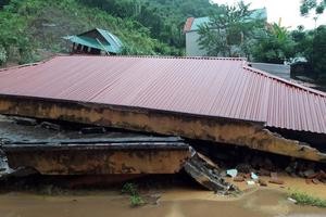 Mưa lớn làm nhiều ngôi nhà đổ sập