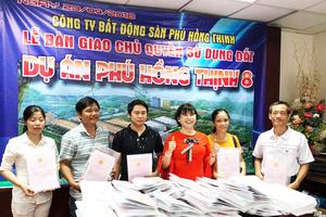 Trao sổ hồng cho khách hàng dự án Phú Hồng Thịnh 8 