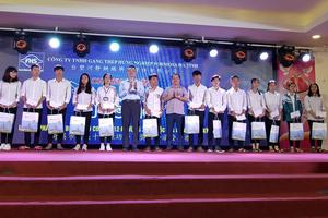 Trao 400 suất học bổng cho học sinh nghèo vượt khó