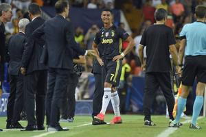 Cristiano Ronaldo mất tất cả vì thẻ đỏ?