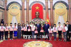 Tình cảm ấm áp của Chủ tịch nước Trần Đại Quang với các cháu thiếu niên, nhi đồng