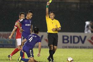 Vì sao trọng tài V-League càng tập huấn càng… kém?