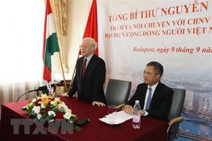 Tổng Bí thư thăm Đại sứ quán và nói chuyện với Việt kiều tại Hungary