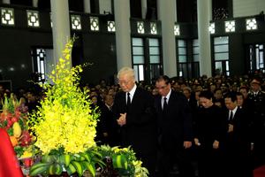 Hình ảnh các lãnh đạo đi quanh linh cữu Chủ tịch nước Trần Đại Quang