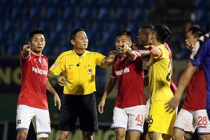 Trọng tài V-League bẻ còi: Vua trong... bóng tối