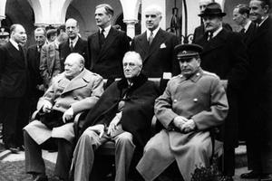 Ai “châm ngòi” cuộc Chiến tranh Lạnh?