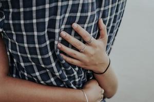 Nữ 'chuyên gia' kiếm bộn tiền nhờ nghề độc đáo 'ôm trị liệu'