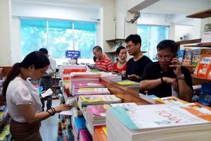 Sau 2 tuần vào năm học mới, phụ huynh vẫn 'đỏ mắt' tìm sách cho con