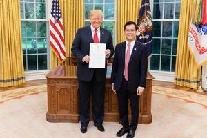 Đại sứ Hà Kim Ngọc trình Quốc thư lên Tổng thống Donald Trump