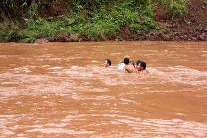 Học sinh Lai Châu vượt suối dữ tới trường khai giảng năm học mới