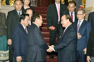 Thủ tướng tiếp Chủ tịch Ủy ban Trung ương Mặt trận Lào xây dựng đất nước