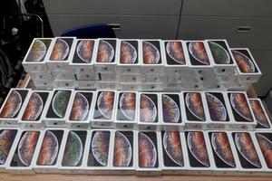 Tạm giữ lô hàng hơn 250 chiếc điện thoại iPhone mới không khai báo