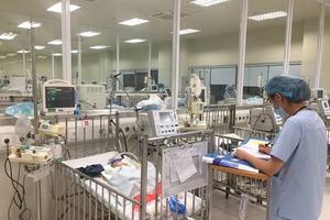 Điều trị cho bé sinh non 1,1 kg bố mẹ tử vong ở đám cháy gần Viện Nhi