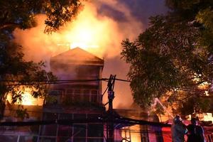 Lửa thiêu thần tốc dọc phố Đê La Thành, BV Nhi sơ tán