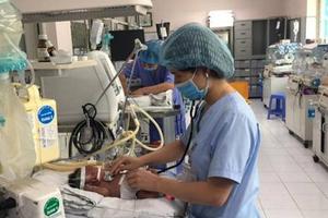 Hàng loạt trẻ ngỡ cảm cúm, bất ngờ phải nhập viện thở máy