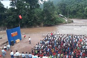 Học sinh Lai Châu khai giảng bên bờ suối