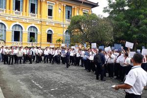 Hàng trăm tài xế Vinasun có mặt tại tòa, Grab lại vắng mặt