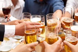 Còn ý kiến trước việc cấm quảng cáo, khuyến mại rượu bia