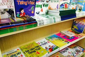 Sách giáo khoa dùng 1 lần gây lãng phí: Bộ GD&ĐT yêu cầu sửa thiết kế