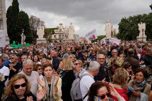 Hàng ngàn người biểu tình ở Rome do sự xuống cấp của thành phố dưới quyền thị trưởng đảng dân túy