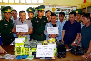Bắt 2 đối tượng vận chuyển 32kg ma túy đá và 10 bánh heroin
