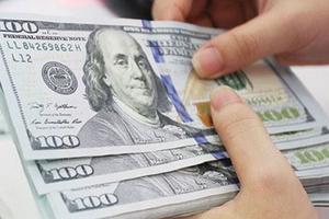 Các ngân hàng giảm giá mua vào, tăng giá bán ra USD