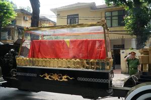 Linh xa chở linh cữu nguyên Tổng Bí thư Đỗ Mười lăn bánh trên đường phố Hà Nội