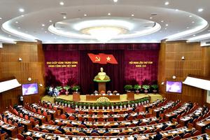 Ủy viên Bộ Chính trị phải gương mẫu thực hiện và cương quyết chống những gì?