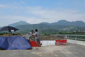 Sau thông xe kỹ thuật, đột ngột xuất hiện “trạm” chắn đường?