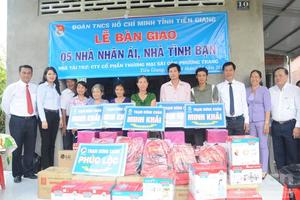 FUTA Bus Lines trao nhà cho hộ nghèo