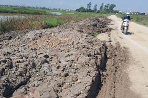 Bùn đất, phế thải xây dựng đổ trộm ngập đường