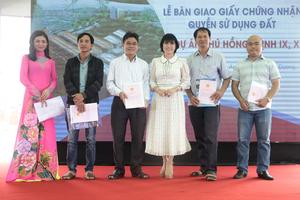 Bàn giao GCNQSDĐ cho khách hàng dự án Phú Hồng Thịnh 9, 10