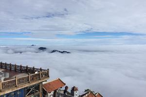 Nhiệt độ giảm, băng giá đã bắt đầu xuất hiện trên đỉnh Fansipan