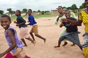 WB thu hồi khoản vay 300 triệu USD của Tanzania bởi lệnh cấm nữ sinh mang bầu đến trường