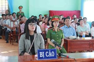 Phạt Huỳnh Thục Vy 2 năm 9 tháng tù giam về tội “xúc phạm Quốc kỳ”