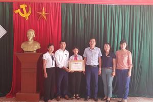 Nhặt được số tiền lớn, nữ sinh nghèo tìm người trả lại