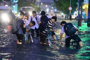 Trưa nay, học sinh TPHCM phải nghỉ học để tránh bão