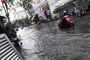 Ngập cũ chưa hết triều cường lại lên, người dân TP HCM khốn đốn