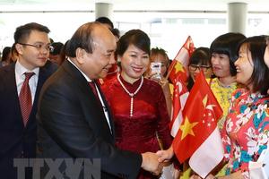 Thủ tướng cắt băng khai trương Tuần lễ hàng Việt Nam tại Singapore