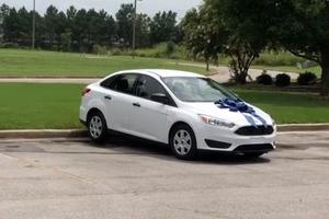 Phụ huynh tặng cô giáo của con 1 chiếc ô tô để bày tỏ tấm lòng