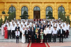 Tổng bí thư, Chủ tịch nước gặp các học sinh, sinh viên xuất sắc