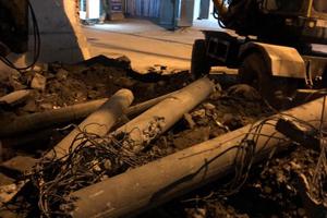 Dân tự ý chặt phá cột điện, Điện lực Thanh Xuân chỉ biết bắt đền?