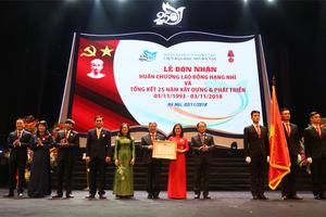 Viện Đại học Mở Hà Nội đón nhận Huân chương Lao động hạng Nhì 
