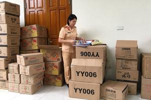 Bắt ô tô vận chuyển đồ chơi và bánh kẹo không nguồn gốc