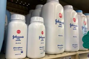 Reuters: Phấn rôm Johnson & Johnson có chất amiăng gây ung thư