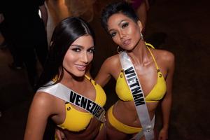 Miss Universe 2018: H'Hen Niê tỏa sáng trong đêm bán kết
