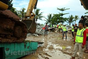 Hàng trăm ngôi nhà lại chìm trong nước lũ sau sóng thần Indonesia