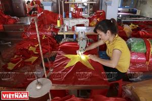 Ngôi làng có truyền thống hơn 70 năm tạo nên những lá cờ Tổ quốc